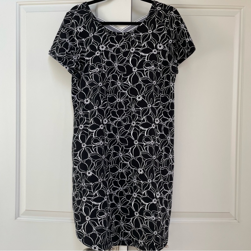 T by Talbots Cozy Crush Fabric SPF 50 Black White Graphic Blooms Design Dress